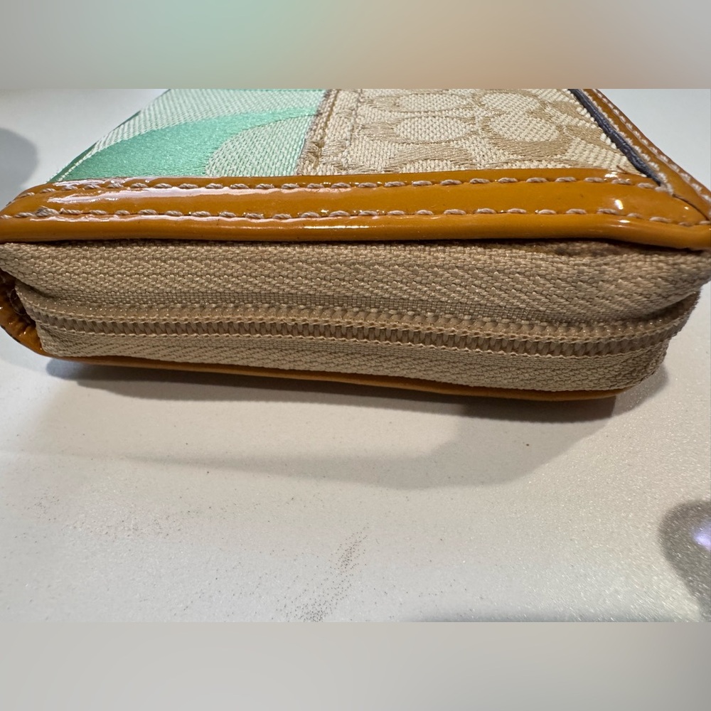 Coach Daisy 🌼 Patchwork Wallet Rare 💎 - Picture 4 of 7